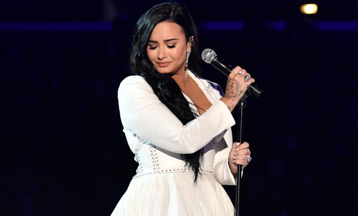Mes lotësh, Demi Lovato këndon për herë të parë pas mbidozës në çmimet “Grammy”