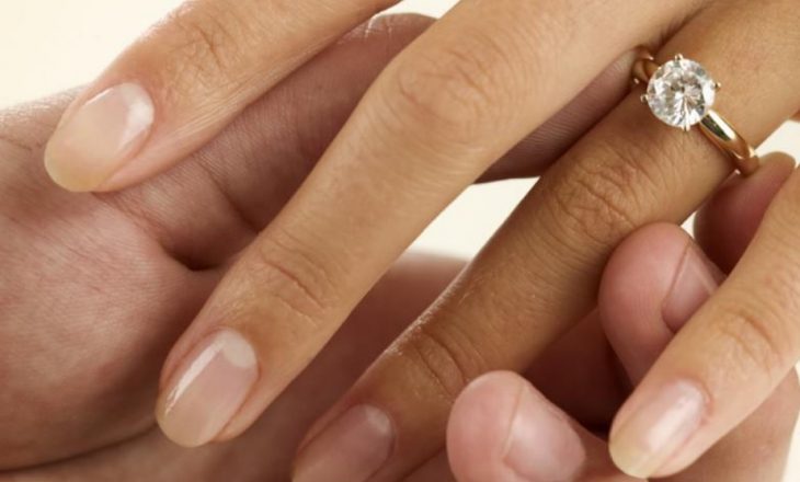 Pse i mbajmë unazat e martesës tek gishti i katërt?