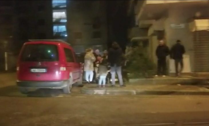 Tmerr dhe panik në Durrës, qytetarët braktisin shtëpinë dhe dalin në rrugë