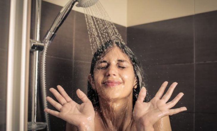 7 përfitime nga dushi i mëngjesit me ujë të ftohtë