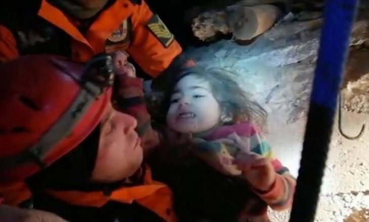 Tërmeti në Turqi, nëna me vajzën dyvjeçare shpëtohen pas 24 orësh nën rrënoja
