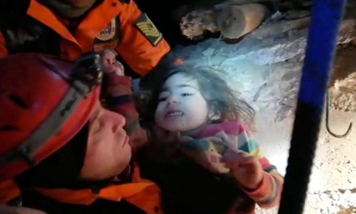 Mrekulli në Turqi- Pas 24 orësh, nxirret e gjallë 2-vjeçarja nga rrënojat e tërmetit