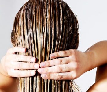 Çfarë ndodh me ‘larjen e kundërt’ të flokëve? Provoje me balsamin, pastaj me shampon