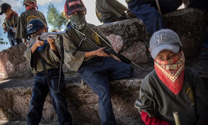 Fëmijët meksikanë i kapin armët kundër bandave