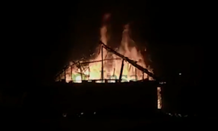 Pamje nga djegia e një shtëpie në Gjakovë – Një person i lënduar
