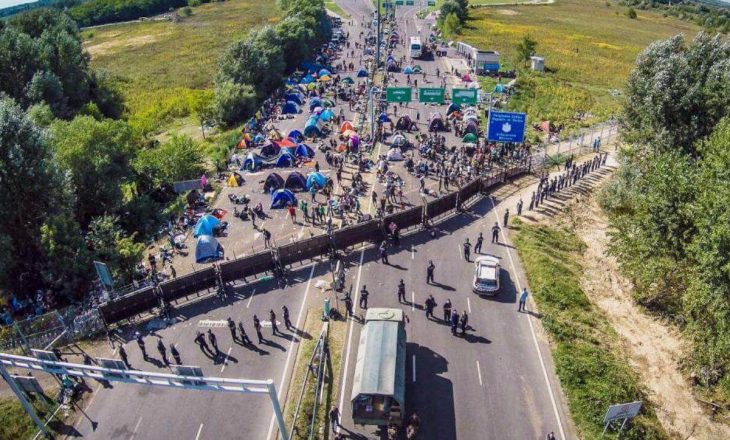 Kaos në kufirin Serbi-Hungari: Migrantët e rrëzojnë gardhin, të shtëna në kufi