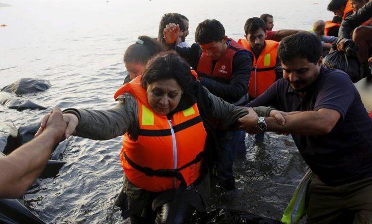 Greqia planifikon vendosjen e barrierave notuese për të penguar ardhjen e migrantët