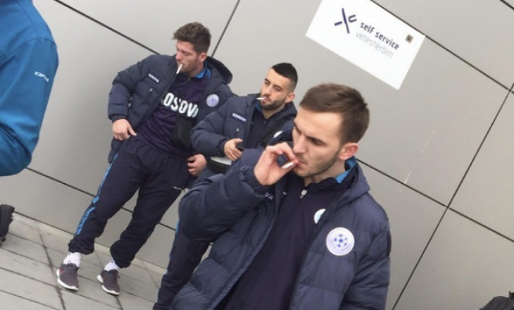 Para nisjes për në Gjeorgji, lojtarët e Kosovës shihen duke pirë cigare [Foto]
