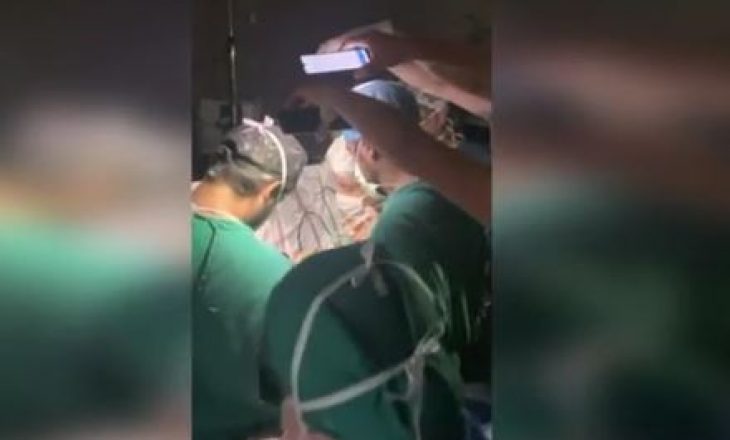 Momenti i jashtëzakonshëm kur mjekët përdorin dritën e telefonit për të larguar tumorin e një pacienti