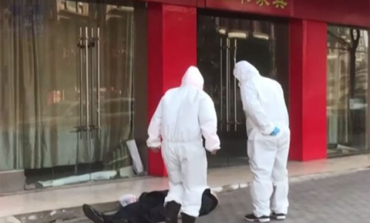 Pamjet që paraqesin tmerret e koronavirusit në Wuhan: Burri i vdekur i shtrirë në rrugë