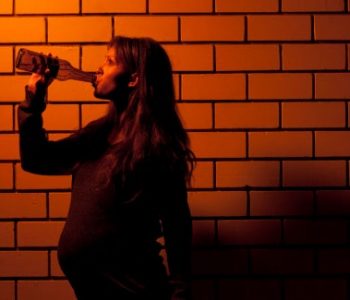 Konsumimi i alkoolit ndikon negativisht gjatë shtatzënisë