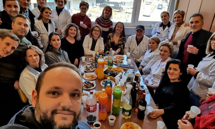 Mjekë dhe infermierë të QKUK-së nga vendi i punës ju urojnë festën e Vitit të Ri 2020