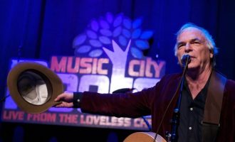 Shokohen fansat – këngëtari i njohur vdes në skenë