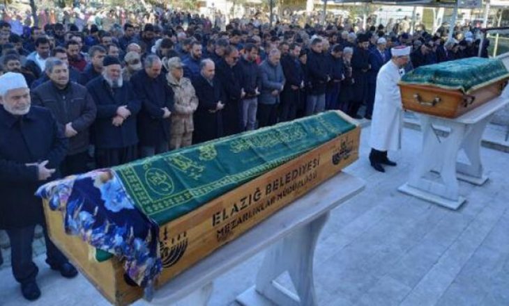 Me lot dhe lutje, Turqia fillon varrosjen e trupave pas tërmetit