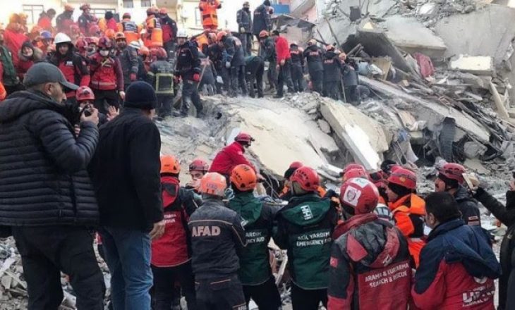 Tërmetit në Turqi, pas më shumë se 17 orësh shpëtohet një grua nga rrënojat