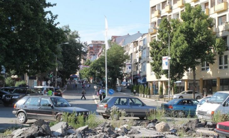 Serbi i dehur dëmton katër vetura