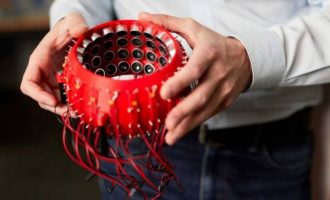 Roboti ngrit objektet e brishta pa prekje