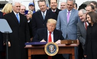 Trump nënshkruan marrëveshje të re të tregtisë së lirë me Kanadanë dhe Meksikën