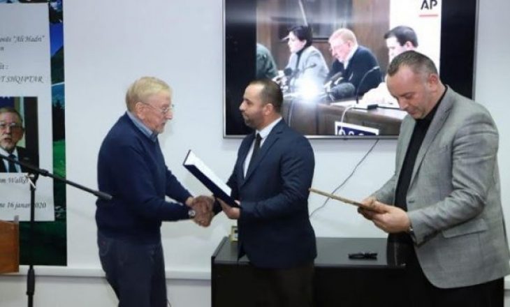 Ambasadorit Walker i dorëzohet titulli “Krenaria e kombit shqiptar”