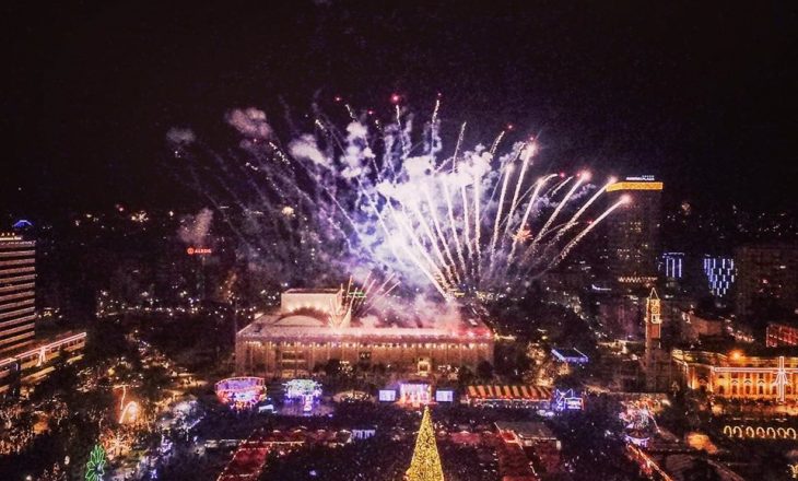 Spektakël fishekzjarresh dhe koncert, kështu e priti Vitin e Ri Tirana