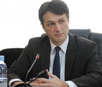 Qeveria Kurti të bashkëpunojë me amerikanët, nëse do t’ia zgjas vetes jetën