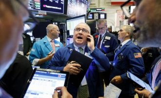 Virusi po i tronditë tregjet: Çmimi i arit është rritur, ndërsa nafta është liruar