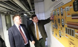 Ambasadori britanik Nicholas Abbott viziton fabrikën Birra Peja
