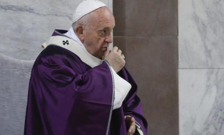 Papa Françesku është parë duke teshtitë dhe kollitur