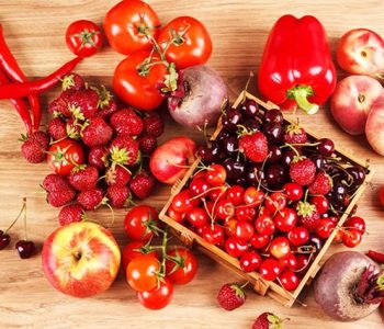 Fuqia e frutave dhe perimeve me ngjyrë të kuqe