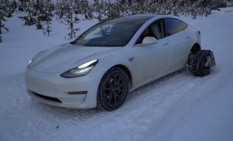 Shoferi i instalon zinxhirë makinës në vend të gomave, e teston në një zonë malore