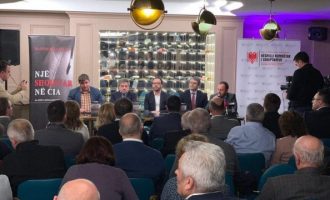 Libri “Një shqiptar në CIA” u promovua në Ulqin, Xhemaj paralajmëron botimin e dytë me histori të reja