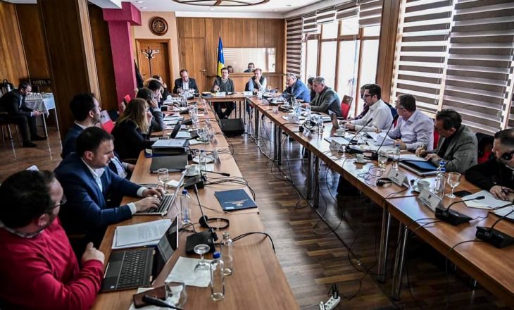 Joserioziteti i mbledhjes në Prevallë – Bislimi shpërfillë Rekën, Abdixhiku ministren Hajdari