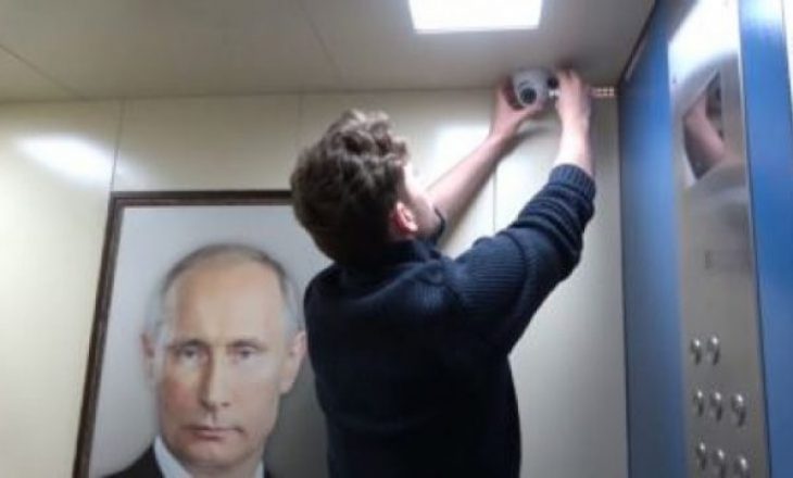 Dikush vendosi një poster të Putinit brenda një ashensori – kamera tregon reagimin e banorëve të ndërtesës