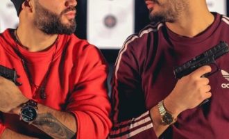 Këta janë dy DJ shqiptar që ‘flenë’ së bashku