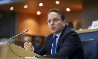 Komisioneri i BE-së për zgjerim sot në Kosovë