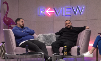 DJ i njohur i thotë kolegut në emision: A puthum? – shikoni reagimin e tij