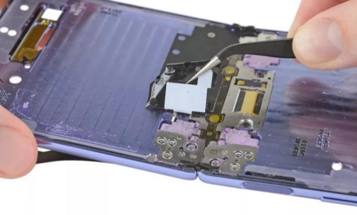 Samsung Galaxy Z Flip nuk ia doli të kalonte testin e pluhurit