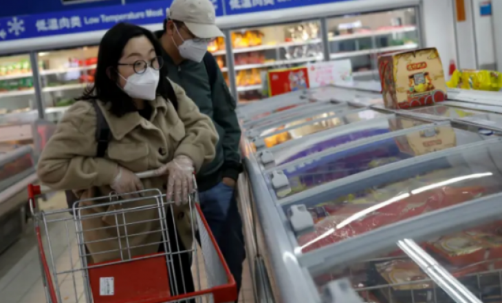 Gruaja në Wuhan pa simptoma, infekton pesë të afërm me coronavirus