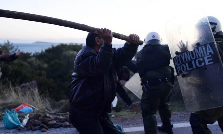 Përleshje e banorëve të ishujve grekë me policinë për shkak të ndërtimit të qendrave për migrantë