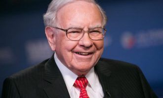 Miliarderi Warren Buffet më në fund ka ndërruar telefonin 20 dollarësh për një iPhone