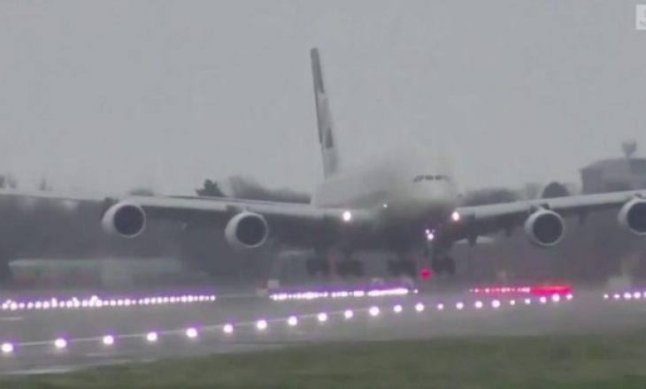 Stuhia ‘shkundë’ aeroplanin 400 tonësh në aeropotin në Londër [VIDEO]