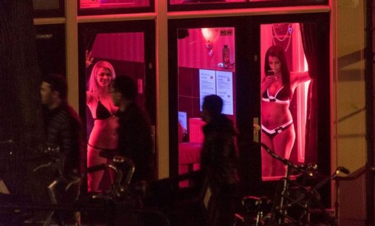 Hotele erotike, Amsterdami gjen zgjidhjen për të larguar qejflinjtë nga lagjja me drita të kuqe
