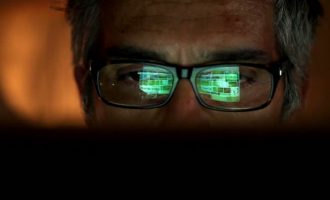 Teknologjia po bën mrekulli, falë syzeve VE, nëna ritakon vajzën e saj të vdekur