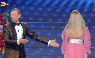 ‘Po flet më shpejt se italianët…! Ku po shkon?’ Alketa fut në krizë Amadeusin në ‘Sanremo’