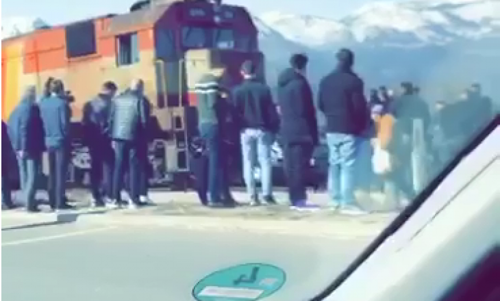 Treni e godet veturën në Pejë