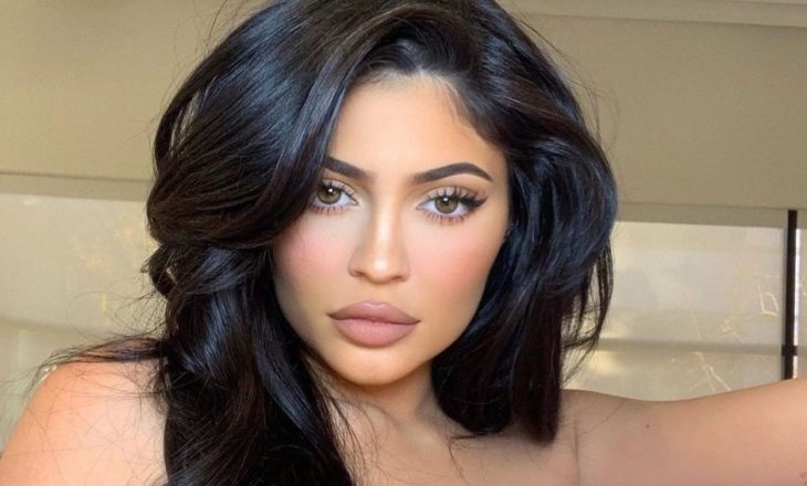 Kylie Jenner e shokuar, parukieri ia pret flokët shkurt fare