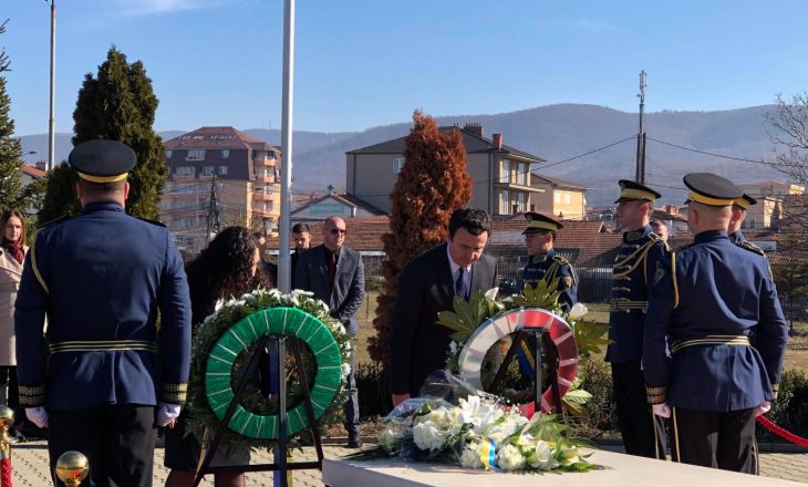 Albin Kurti përkulet për herë të parë para varrit të Ibrahim Rugovës