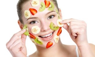 Ndikimi i frutave në largimin e vajit të tepërt në fytyrë