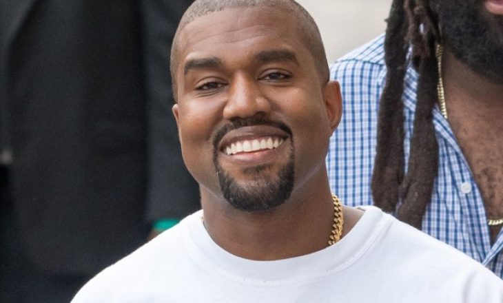 Reagimi modest i Kanye West pasi dëgjon fansin duke kënduar