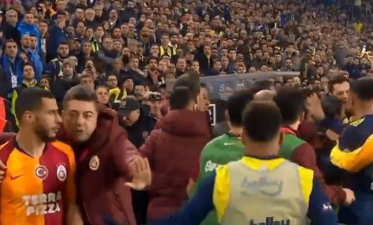 Përleshja e madhe në takimin ndërmjet Fenerbahces e Galatasaray – dalin pamjet